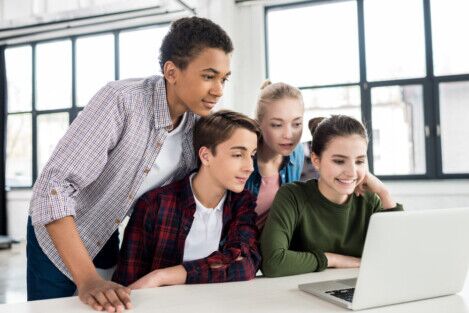 Studenti in classe virtuale davanti al computer